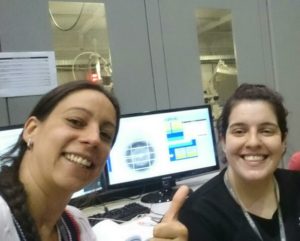 Daniela e Bruna obtém dados de cristalografia de proteínas em estação de pesquisa do LNLS